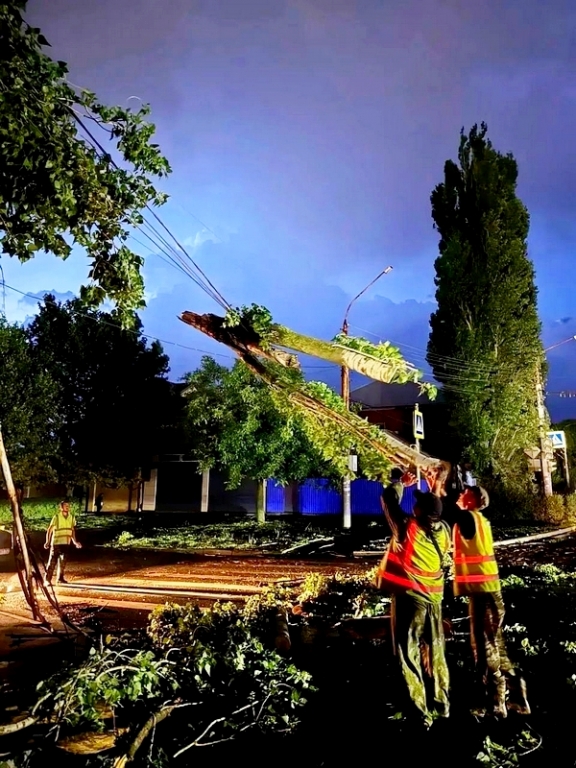 Непогода принесла в Ростов-на-Дону не только разрушения: пострадало 13 человек, 7 госпитализировано, один погиб.