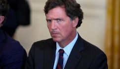 Такер Карлсон рвется в бой: Кто Трампа внес в Белый дом, тот его оттуда и вынесет