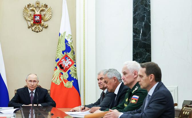 На фото: президент РФ Владимир Путин во время совещания с членами Совета безопасности РФ в Кремле