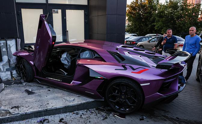 На фото: обстановка на месте ДТП с Lamborghini в Екатеринбурге.