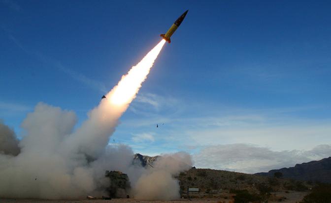 На фото: запуск баллистической ракеты ATACMS на военном полигоне.