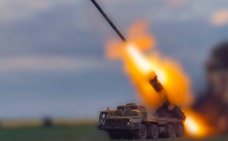 На фото: расчет РСЗО &laquo;Торнадо-С&raquo; группировки войск &laquo;Восток&raquo; уничтожил места сосредоточения резервов ВСУ в Днепропетровской области.