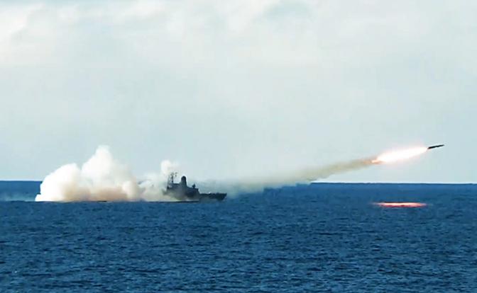 На фото: боевой корабль Тихоокеанского флота ВМФ России (ТОФ) во время учений в Охотском море.