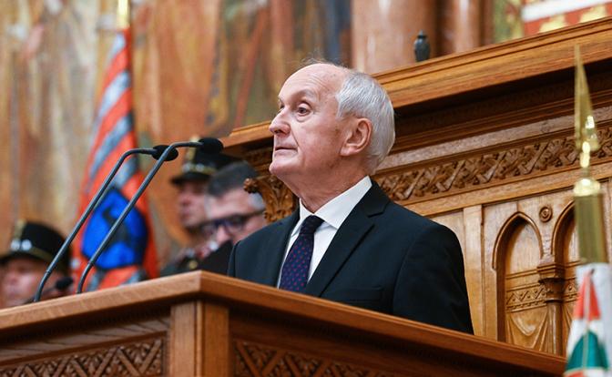 На фото: избранный президент Венгрии Андраш Бака