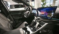 Китайские автогиганты превратили электромобили в кинотеатры на колесах в угоду зумерам