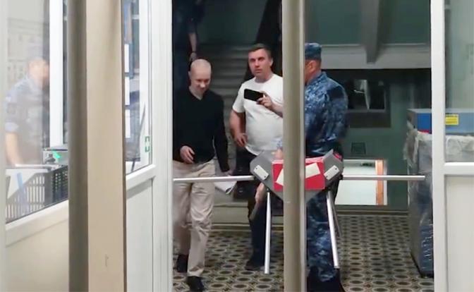 На фото: коммунист Николай Бондаренко выходит из здания Октябрьского суда города Саратова.