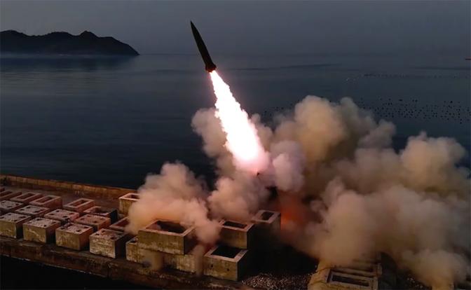 На фото: запуск баллистической ракеты КН-30.
