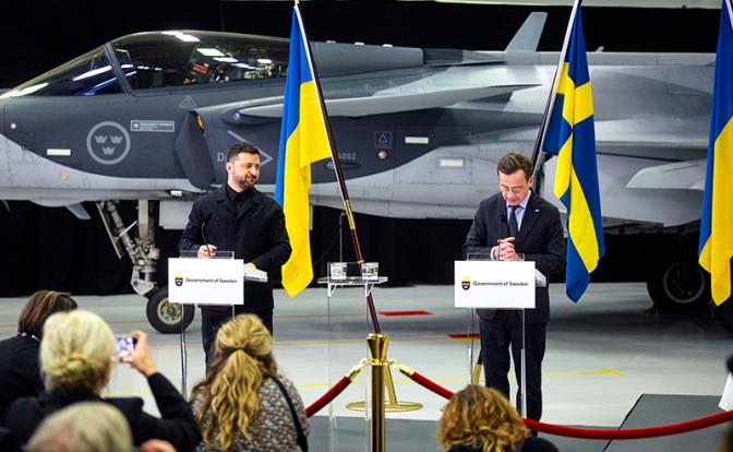 На фото: шведские истребители Gripen.