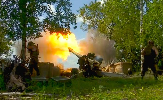 На фото: боевая работа расчета 152-мм гаубицы Д-20 в зоне СВО.