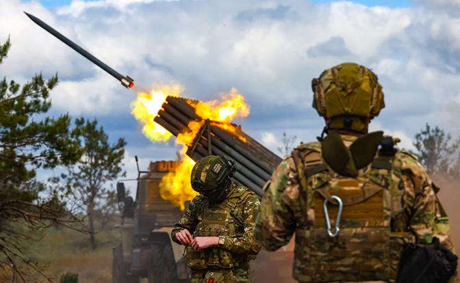На фото: военнослужащие РФ во время работы расчета РСЗО "Град" в зоне СВО.