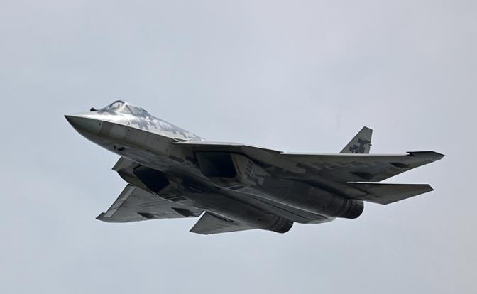 Конец эпохи натовской РЭБ и ПВО: Су-57Д и его беспилотный рой меняют правила игры 