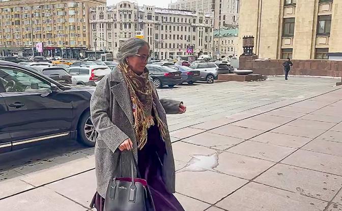 На фото: временный поверенный в делах Румынии Лилиана Бурда около здания МИД.