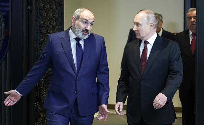 На фото (справа налево): президент РФ Владимир Путин и премьер-министр Армении Никол Пашинян.