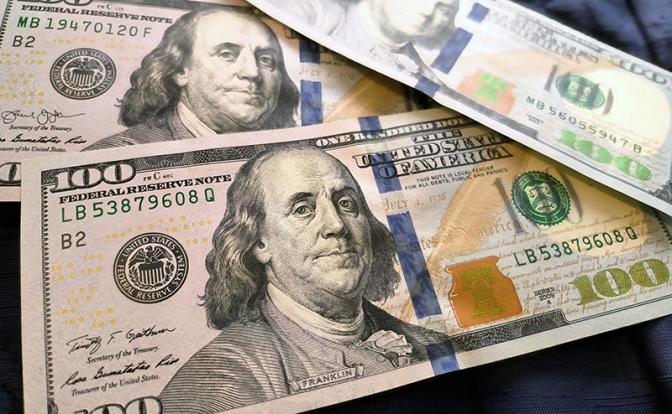 Эксперт оценил, сдерживают ли рывок курса доллара накануне выборов