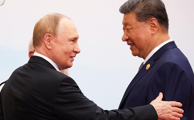 На фото: президент РФ Владимир Путин и председатель КНР Си Цзиньпин (слева направо)