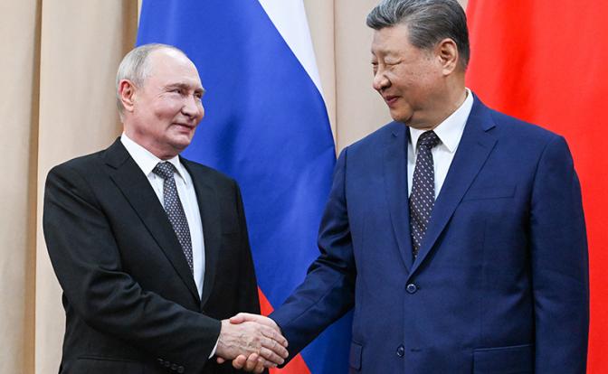 На фото: президент РФ Владимир Путин и председатель Китайской Народной Республики Си Цзиньпин (слева направо) перед началом встречи в отеле Hyatt Regency Bishkek.