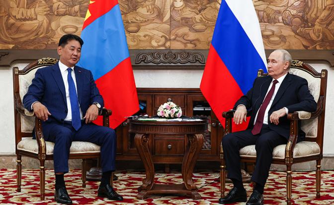На фото: президент РФ Владимир Путин и президент Монголии Ухнаагийн Хурэлсух (справа налево) во время встречи в рамках саммита Шанхайской организации сотрудничества
