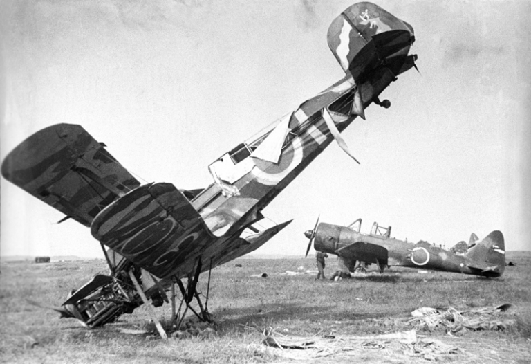 На фото: подбитый японский самолет во время советско-японской войны, 1945 год.