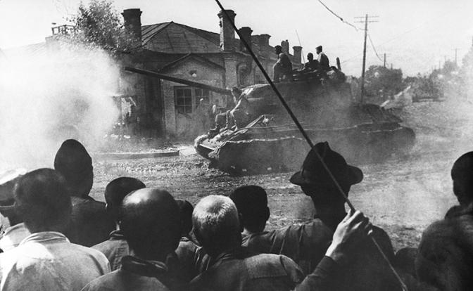 На фото: советские танки Т-34-85 на улицах города в день освобождения его от японских захватчиков и войск японского марионеточного государства Маньчжоу-Го во время советско-японской войны.