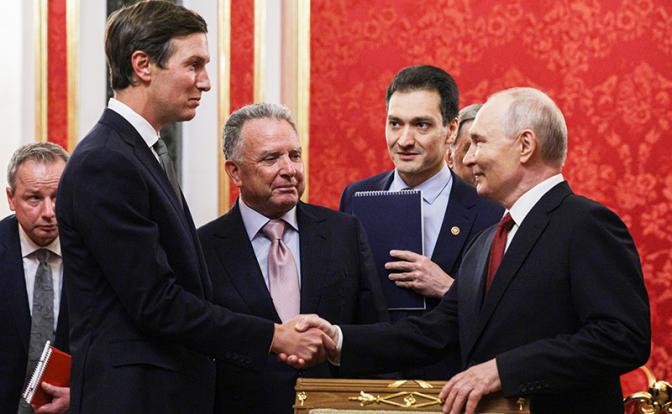 На фото: президент РФ Владимир Путин (справа), специальный посланник президента США Стивен Уиткофф (третий справа), зять президента США Джаред Кушнер (второй слева) во время встречи.