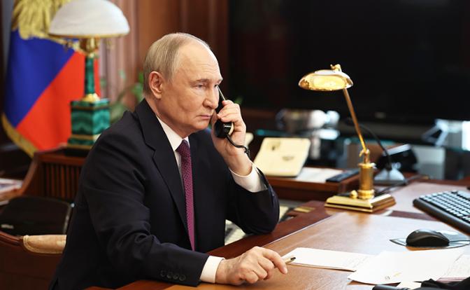 На фото: президент РФ Владимир Путин во время телефонного разговора