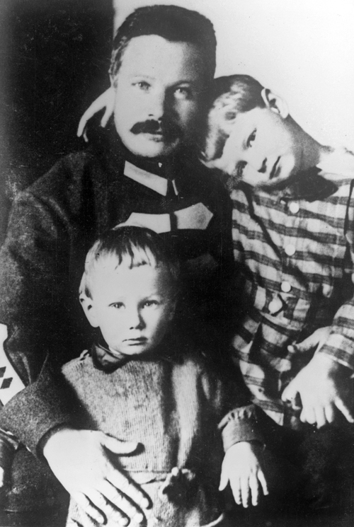 На фото: заместитель председателя Реввоенсовета СССР, начальник штаба Красной Армии, начальник Военной академии РККА Михаил Васильевич Фрунзе, его сын Тимур и дочь Татьяна, 1924 год.