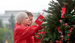«Ёлка посланий»: КПРФ вынесла на крыльцо краевой администрации боли жителей Красноярского края