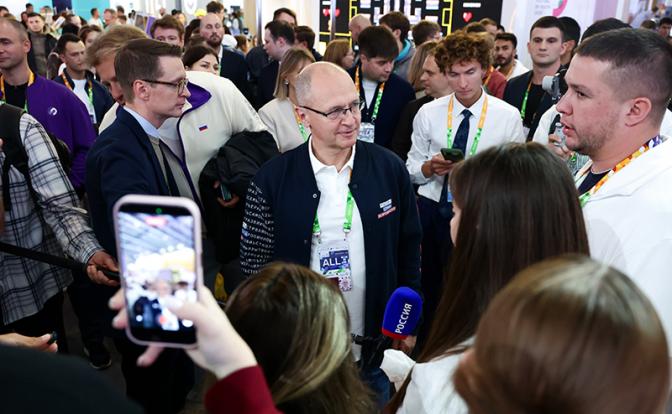 На фото: первый заместитель руководителя Администрации президента РФ Сергей Кириенко во время обхода площадки Международного фестиваля молодежи - 2026 на территории МВЦ "Екатеринбург-Экспо".