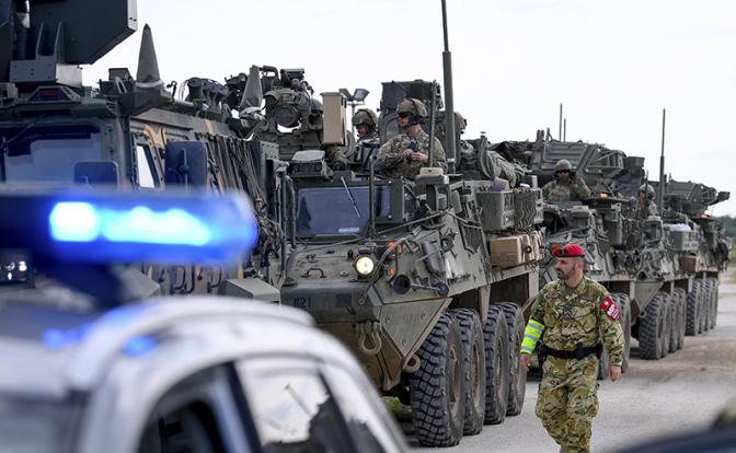 На фото: колонна американских бронемашин на одной из военных баз в Европе.
