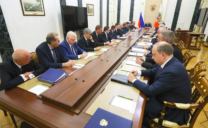 На фото: президент РФ Владимир Путин (на дальнем плане) на заседании Военно-промышленной комиссии РФ.