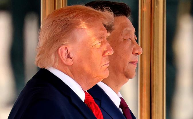 На фото: председатель КНР Си Цзиньпин и президент СЩА Дональд Трамп (справа налево)
