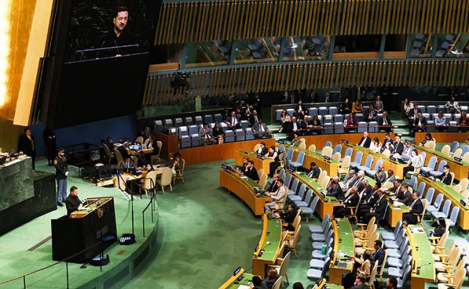 На фото: президент Украины Владимир Зеленский (слева) на 81-й сессии Генассамблеи ООН в штаб-квартире ООН.