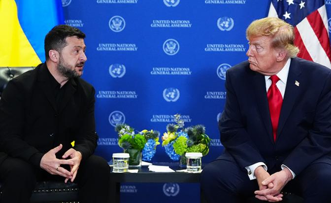 На фото: президент США Дональд Трамп и президент Украины Владимир Зеленский (справа налево) во время встречи.