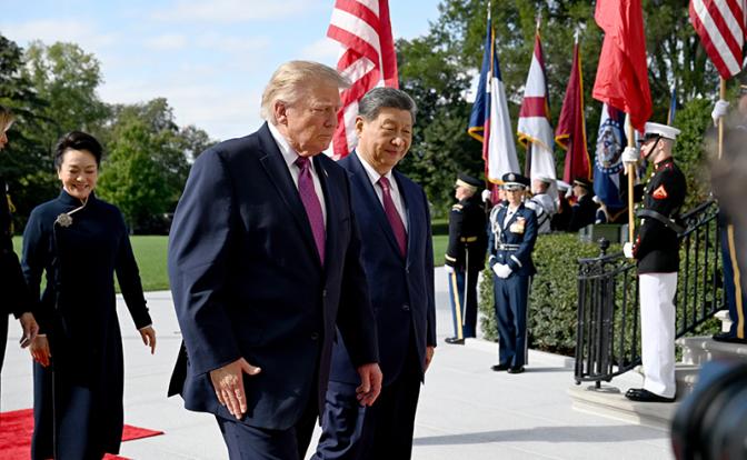 На фото: президент США Дональд Трамп (слева),  и председатель КНР Си Цзиньпин (справа)  на церемонии встречи