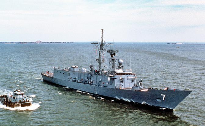 На фото: американский фрегат с управляемыми ракетами USS Oliver Hazard Perry (FFG-7).