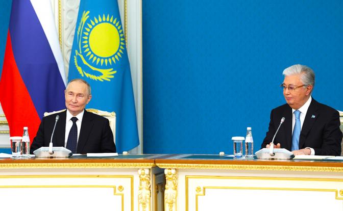 На фото: президент России Владимир Путин (слева) и президент Казахстана Касым-Жомарт Токаев.