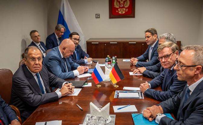 На фото: министр иностранных дел РФ Сергей Лавров (слева) и министр иностранных дел Германии Йоханн Вадефуль (второй справа) во время встречи