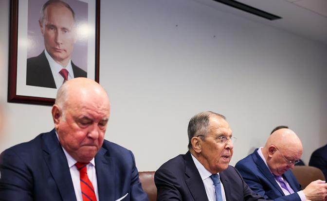 На фото: председатель комитета Совета Федерации РФ по международным делам Григорий Карасин и министр иностранных дел РФ Сергей Лавров (слева направо)
