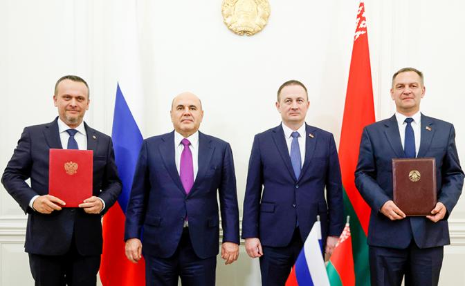 На фото: министр транспорта РФ Андрей Никитин, премьер-министр РФ Михаил Мишустин, премьер-министр Белоруссии Александр Турчин и министр транспорта и коммуникаций Белоруссии Алексей Ляхнович (слева направо) во время подписания документов