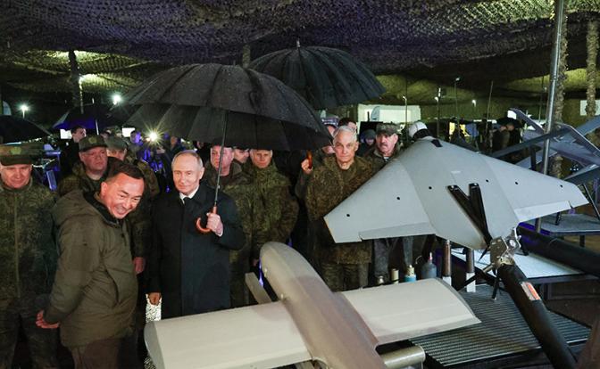 На фото: президент России Владимир Путин (второй слева) осматривает военную технику на полигоне Чебаркульский, где проходят командно-штабные учения "Центр-2026"