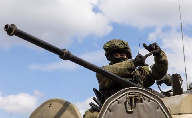 На фото: военнослужащий ВС РФ в зоне СВО.