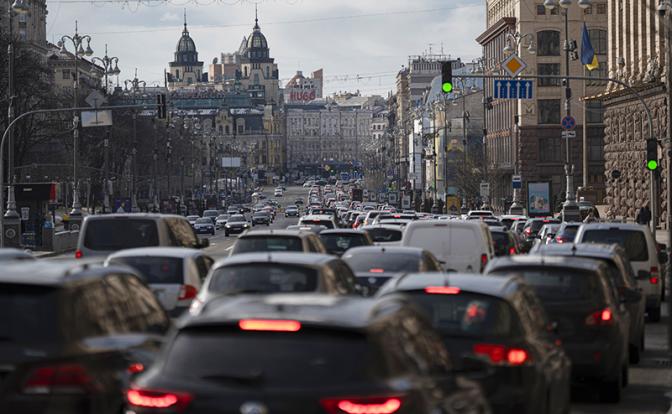 На фото: автомобильный поток на Крещатике в Киеве.