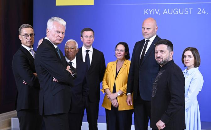 На фото (справа налево): президент Молдовы Санду, Владимир Зеленский, премьер-министр Латвии Кульбергс, глава МИД Швеции Мальмер Стенергард, премьер-министр Украины Корецкий, председатель ЕС Кошта, президент Литвы Науседа и президент Финляндии Стабб.