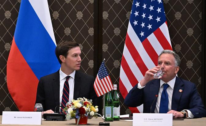 На фото: предприниматель Джаред Кушнер, специальный посланник президента США Стивен Уиткофф (слева направо)