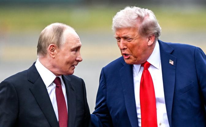 На фото (слева направо): президент России Владимир Путин и президент США Дональд Трамп.