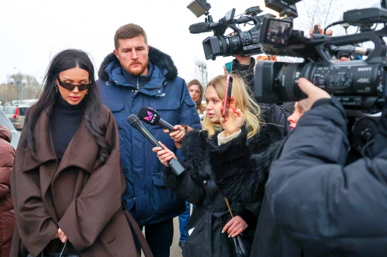 На фото: блогер Оксана Самойлова возле здания суда после рассмотрения вопроса о разводе с рэпером Джиганом (Денисом Устименко), 2025 год.