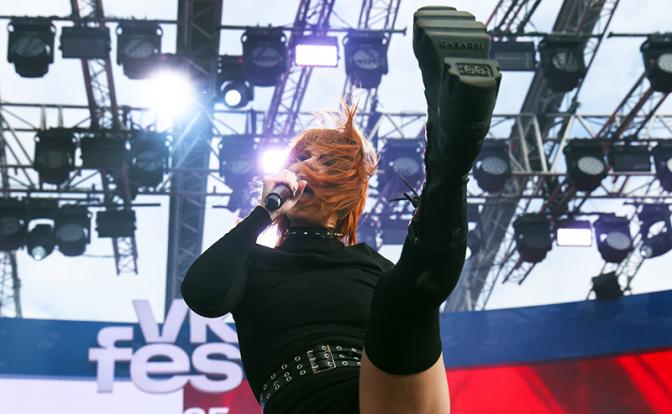 На фото: певица Юлия Савичева во время выступления на фестивале VK Fest в центре семьи "Казан".