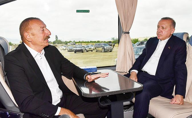 На фото: президент Азербайджана Ильхам Алиев и президент Турции Реджеп Тайип Эрдоган (слева направо) во время встречи.