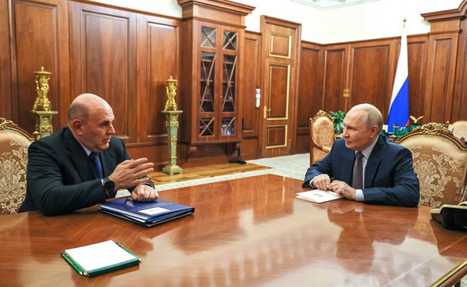 На фото: президент РФ Владимир Путин и премьер-министр РФ Михаил Мишустин во время встречи.