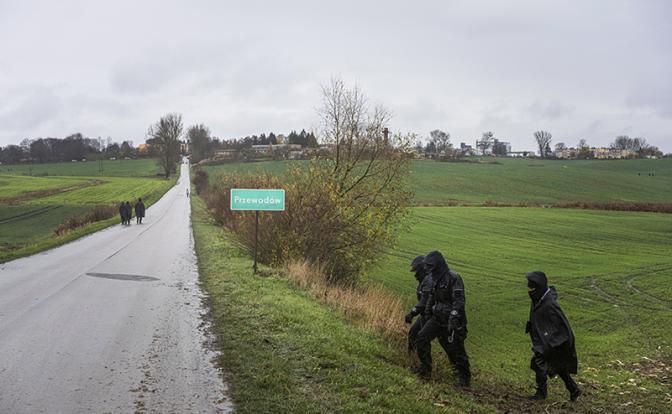 На фото: польские полицейские в районе зернового склада в Пшеводове, где произошел взрыв ракеты